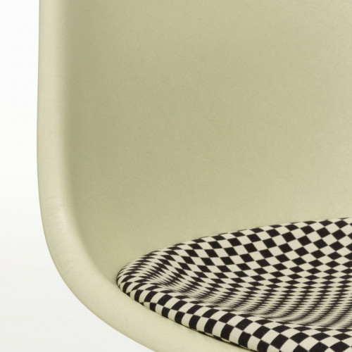 Eames Plastic chair DAL la fonda image 9
