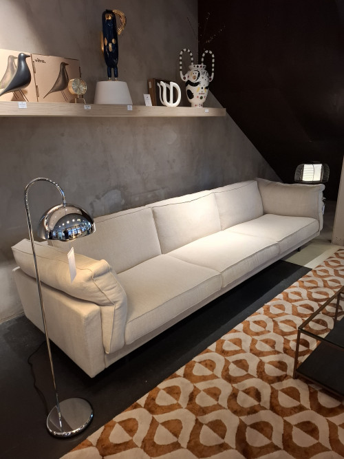 Square 16 sofa showmodel image 2