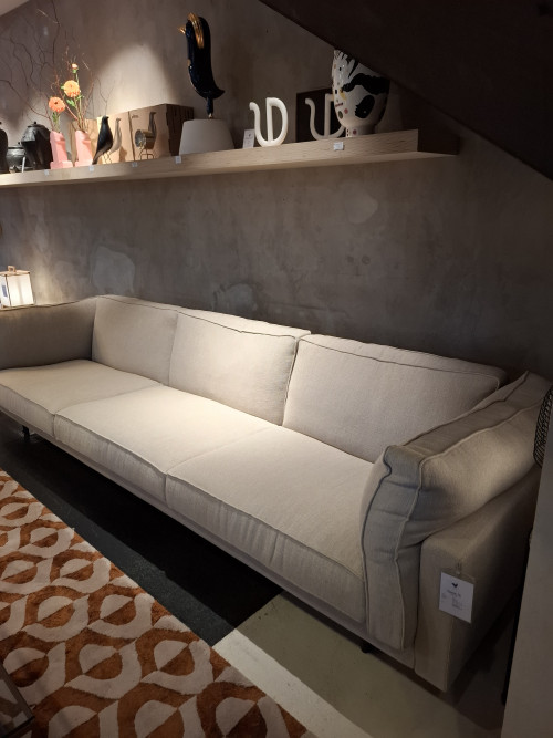 Square 16 sofa showmodel image 3