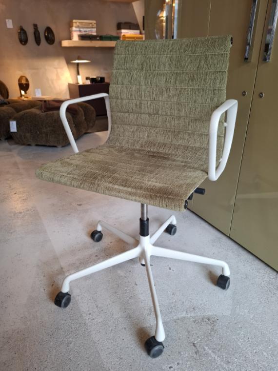 EA118 Desk chair showmodel sold only in set of 2 pieces image 3