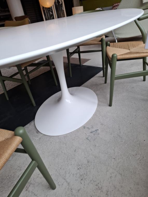 Saarinen oval dining table showmodel image 3