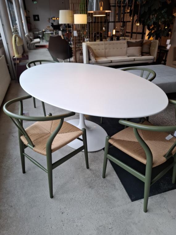 Saarinen oval dining table showmodel image 5